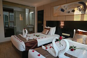 Boss Suites Nana Hotel