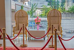 Boss Suites Nana Hotel