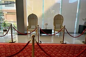 Boss Suites Nana Hotel