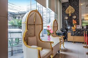 Boss Suites Nana Hotel