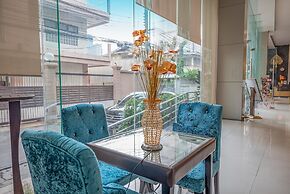 Boss Suites Nana Hotel