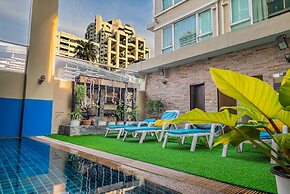 Boss Suites Nana Hotel