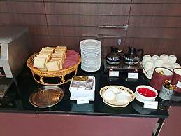 Boss Suites Nana Hotel