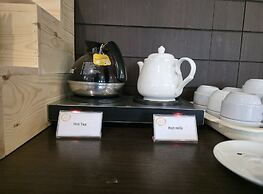 Boss Suites Nana Hotel