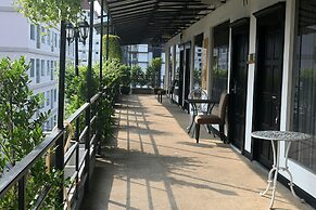 Boss Suites Nana Hotel