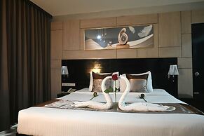 Boss Suites Nana Hotel