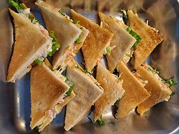 Boss Suites Nana Hotel