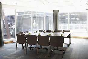 Le Germain Hotel Maple Leaf Square