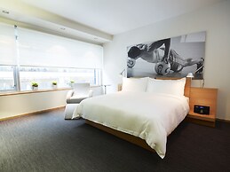 Le Germain Hotel Maple Leaf Square