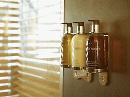 Le Germain Hotel Maple Leaf Square