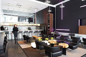 Le Germain Hotel Maple Leaf Square