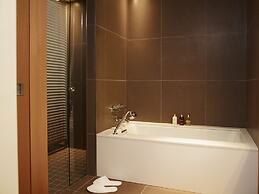 Le Germain Hotel Maple Leaf Square