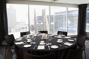 Le Germain Hotel Maple Leaf Square