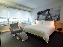 Le Germain Hotel Maple Leaf Square