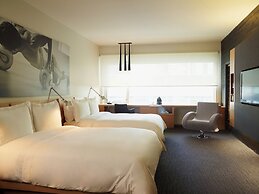Le Germain Hotel Maple Leaf Square