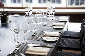 Le Germain Hotel Maple Leaf Square