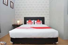 OYO 1303 Golden Inn 2