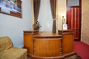 OYO 1303 Golden Inn 2