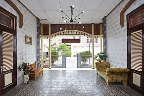 OYO 1303 Golden Inn 2