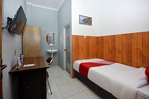 OYO 1303 Golden Inn 2