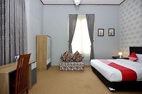 OYO 1303 Golden Inn 2