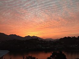 Crystal LakeView Homestay