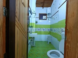 Crystal LakeView Homestay