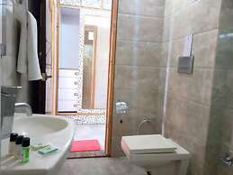 Crystal LakeView Homestay