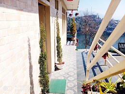 Crystal LakeView Homestay