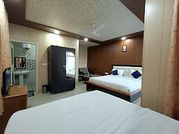 Crystal LakeView Homestay