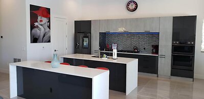 Villa Cosmopolitan by Vacationhit