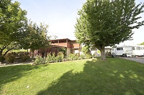 Maple Leaf Motel & RV Resort