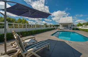 Magnificent Karaka Estate with Swimming Pool