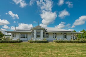 Magnificent Karaka Estate with Swimming Pool