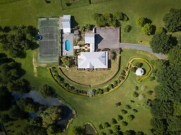 Magnificent Karaka Estate with Swimming Pool