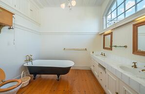Magnificent Karaka Estate with Swimming Pool