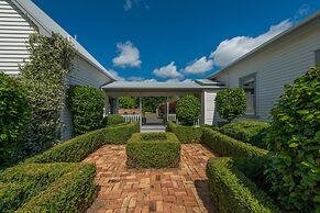 Magnificent Karaka Estate with Swimming Pool