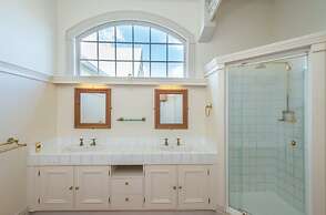 Magnificent Karaka Estate with Swimming Pool