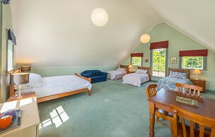 Magnificent Karaka Estate with Swimming Pool
