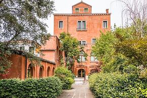 Carmini Canal View and Balcony with Lift
