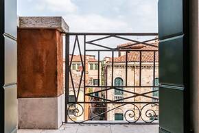 Carmini Canal View and Balcony with Lift