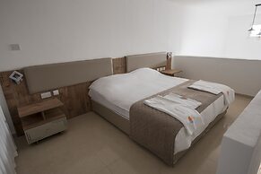 Deniz Airport Suites