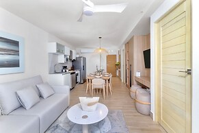 Surfside Beachfront Suites by Playa Caracol Resorts
