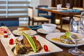 Maximilan DaNang Beach Hotel