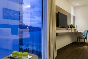 Maximilan DaNang Beach Hotel