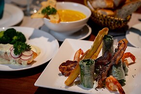 Maximilan DaNang Beach Hotel