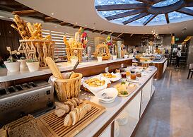 Maximilan DaNang Beach Hotel