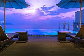 Maximilan DaNang Beach Hotel