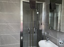 Ashburn House De Luxe B&B