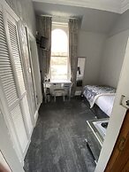 Ashburn House De Luxe B&B